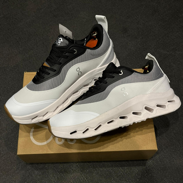 تصویر کتانی آن رانینگ کلود تیلت سفید طوسی سایز ۴۰ تا ۴۳ 